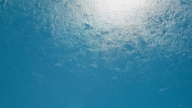 Niesamowity widok z lotu ptaka na błękitną wodę oceanu na Filipinach