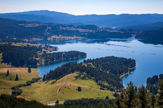 Niesamowity widok z lotu ptaka na niebieską wodę jeziora Dospat Reservoir Rhodopes Mountains Bulgariax9