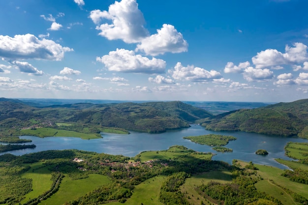 Niesamowity widok z lotu ptaka z drona na ekscytujące jezioro Dam Yovkovtsi Bułgaria