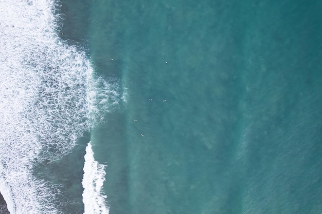 Niesamowity widok z lotu ptaka Z góry na dół fale załamują się na tropikalnym morzu Surferzy z deskami surfingowymi Widok z lotu ptaka na fale morskie na pięknym oceanie w Phuket Tajlandia