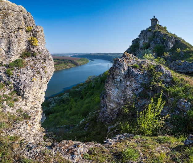 Niesamowity wiosenny widok na kanion rzeki Dniestr z malowniczymi skałami, polami kwiatów To miejsce o nazwie Shyshkovi Gorby Nahoriany Czerniowiecki region Ukraina