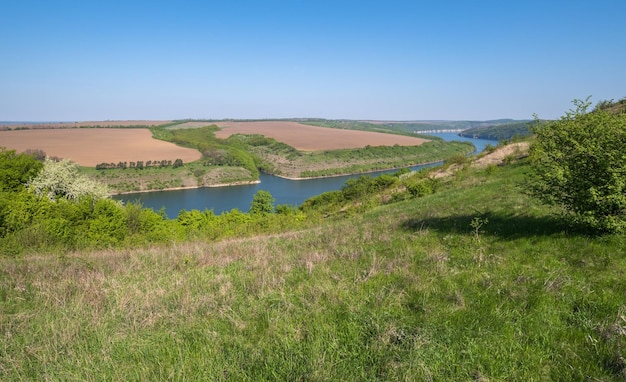 Niesamowity wiosenny widok na kanion rzeki Dniestr z malowniczymi skałami, polami kwiatów To miejsce o nazwie Shyshkovi Gorby Nahoriany Czerniowiecki region Ukraina