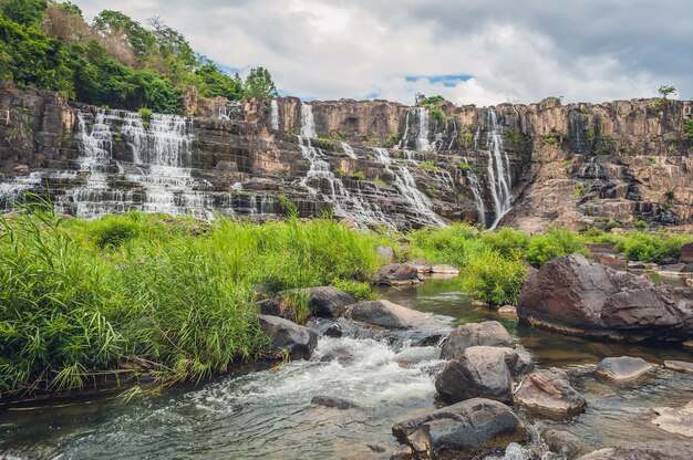 Niesamowity wodospad Pongour jest znany i najpiękniejszy jesienią w Wietnamie