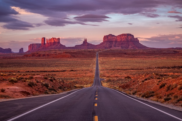 Niesamowity Wschód Słońca W Kolorach Różu, Złota I Magenty W Pobliżu Monument Valley W Arizonie, Usa.