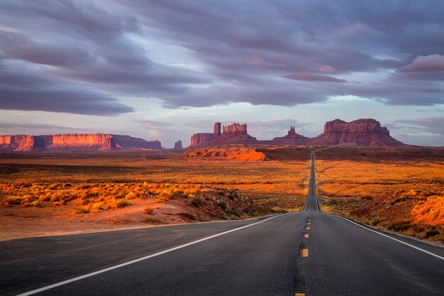 Niesamowity Wschód Słońca W Kolorach Różu, Złota I Magenty W Pobliżu Monument Valley W Arizonie, Usa.