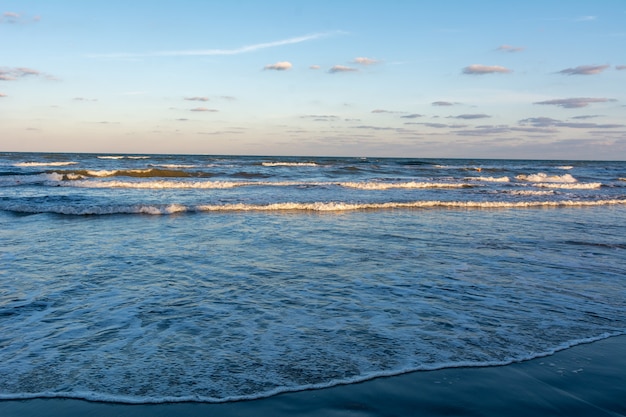 Niesamowity Wschód Słońca Ze Złotym Słońcem Wschodzącym Kolorowe Niebo I Ocean