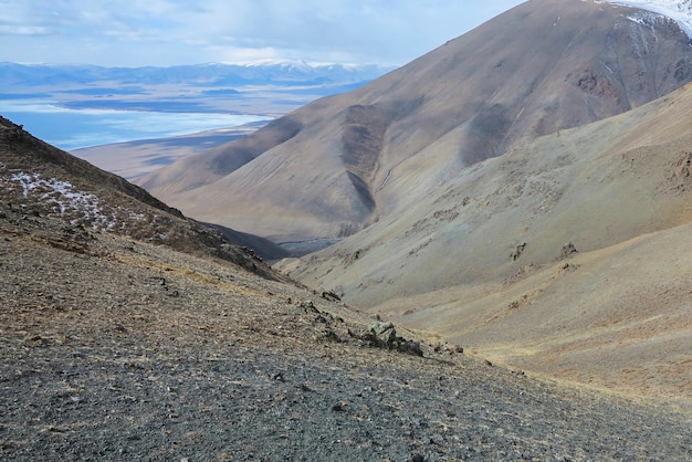 Niesamowity zimowy krajobraz w Mongolii Kolorowa sceneria w górach Park Narodowy Tsagaan Shuvuut