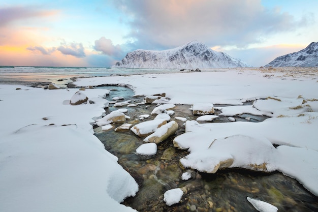 Niesamowity zimowy poranek nad morzem północnym śnieg i góry Region Skandynawii Norwegia Lofoty Europa