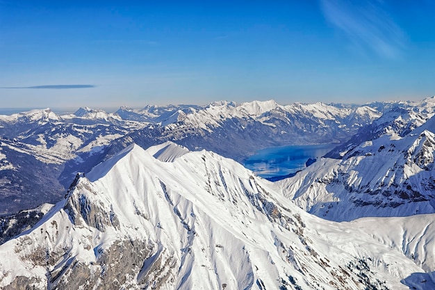 Niesen szwajcarski szczyt alpejski i zimowy widok helikoptera na jezioro Brienz