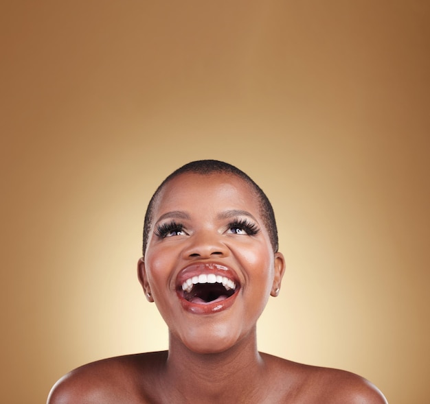 Niespodzianka do pielęgnacji skóry i kobieta w studiu do makijażu i kosmetyków wow Zdjęcie głowy afrykańskiej osoby lub modelki z dermatologią połysku twarzy i wellness na beżowym tle lub przestrzeni makiety