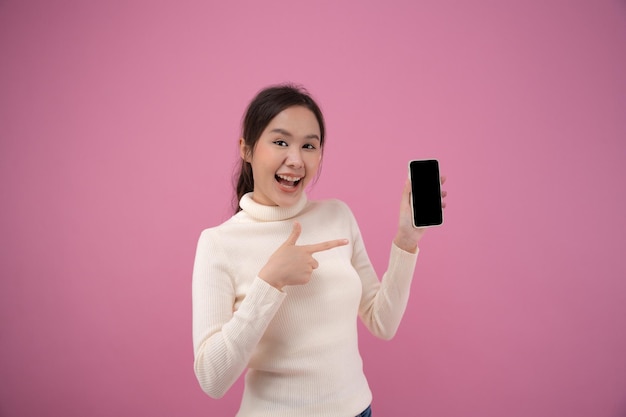 Niespodzianka na twarzy wow Szczęśliwa azjatycka kobieta podekscytowana sukcesem na smartfonie Ekran na ekranie telefonu komórkowego pokazuje udane nagrody premie otrzymują promocje zwycięzca wygrywa zakupy ze zniżkami Portret