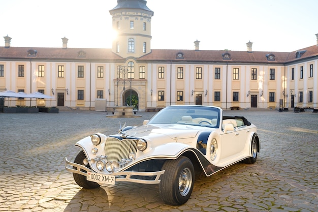 Nieśwież, Białoruś-8 Lipca 2021: Lincoln Excalibur Phantom Na Dziedzińcu Zamku W Nieświeżu.