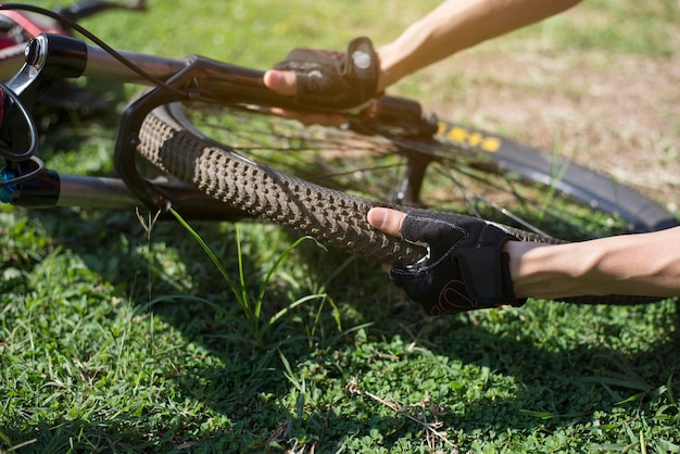 Nieszczelne opony rowerowe Rowerzyści sprawdzają koła rowerowe Zbliżenie