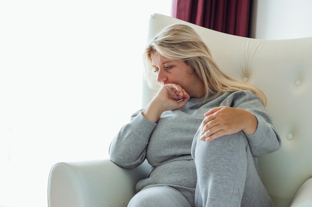 Zdjęcie nieszczęśliwa kobieta myśląca o problemach zdrowotnych zdrowie psychiczne problemy z nadwagą