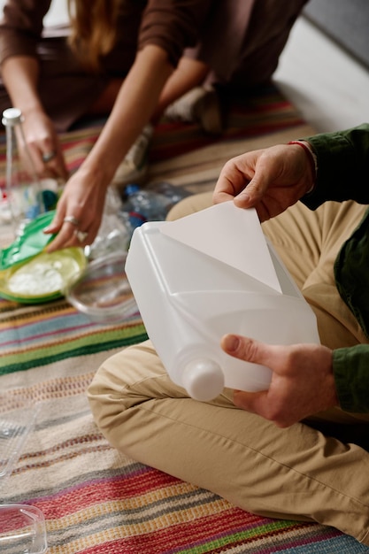 Nieuznany mężczyzna z plastikowym pojemnikiem