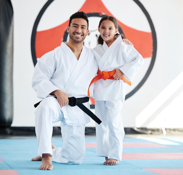 Nieważne jak mały, zawsze stój wysoko. Ujęcie młodego mężczyzny i słodkiej małej dziewczynki ćwiczącej karate w studio.