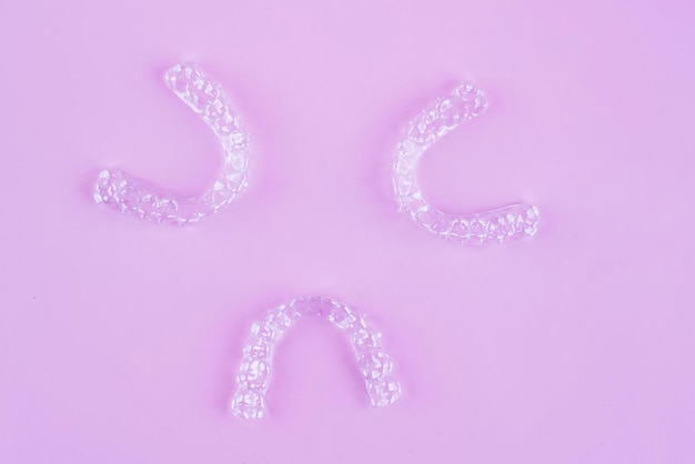 Niewidzialne szpilki zębów szpilki do zębów na różowym tle Szpilki z tworzywa sztucznego