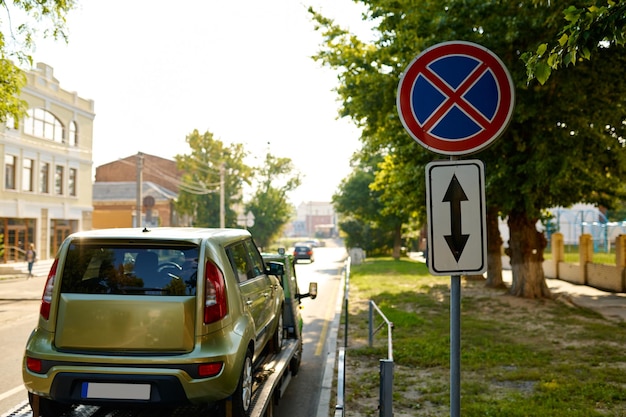 Niewłaściwa ewakuacja zaparkowanego samochodu przez lawetę. Pomoc drogowa i naruszenie przepisów ruchu drogowego parkowania