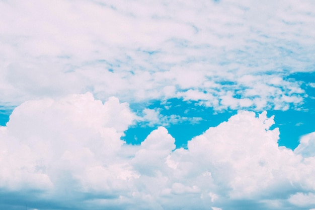 Niewyraźne niebo rozmycie lub lazurowe niebo i białe chmury w tle piękna przyroda na letnim tle Cloudscape
