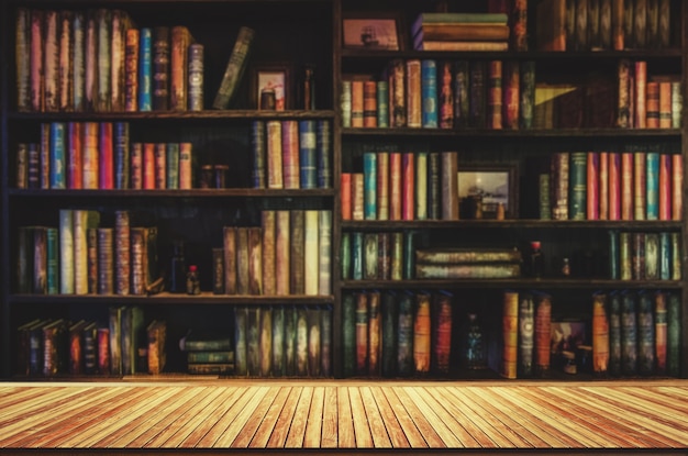 Niewyraźne półki Wiele starych książek w księgarni lub bibliotece.