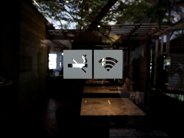 Niewyraźne sgns na szklanych drzwiach Znak zakazu palenia sygnał ikony sygnału bezprzewodowego za darmo wifi Naklejka naklejki znaki wklejone na drzwiach wejściowych na zewnątrz kawiarni