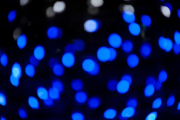 Niewyraźne światła bokeh w nocy.