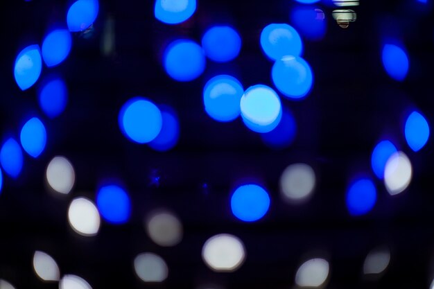 Niewyraźne światła bokeh w nocy.