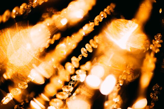 niewyraźne tło ciepłego światła żarówki ze szkła kryształowego kule vintage retro żyrandol