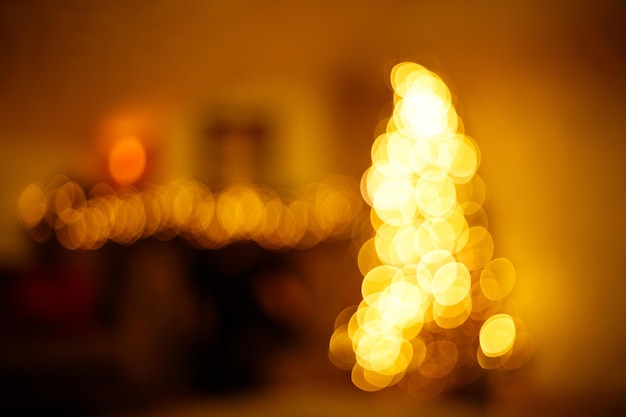 Niewyraźne tło wakacje Boże Narodzenie wnętrze domu z choinką i świątecznym oświetleniem girlandowym