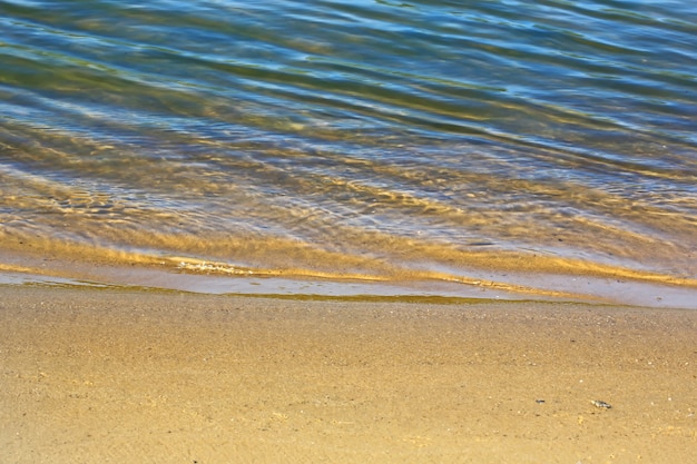 Niewyraźne tło wody letniej plaży