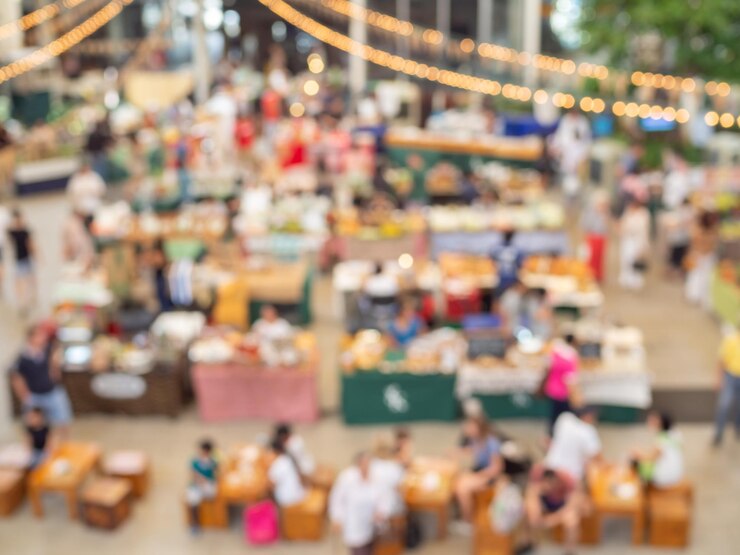 Niewyraźny obraz ludzi na targu festiwalu żywności