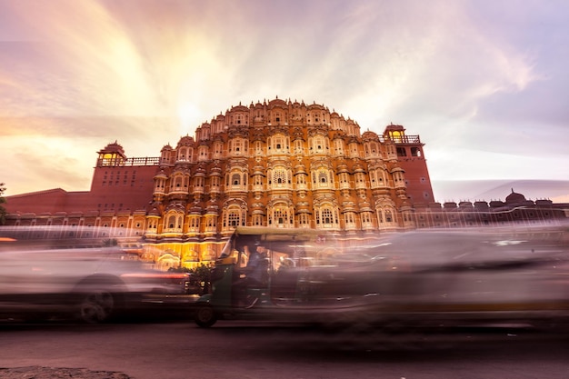 Niewyraźny ruch jinrikisha przez hawa mahal na chmurnym niebie