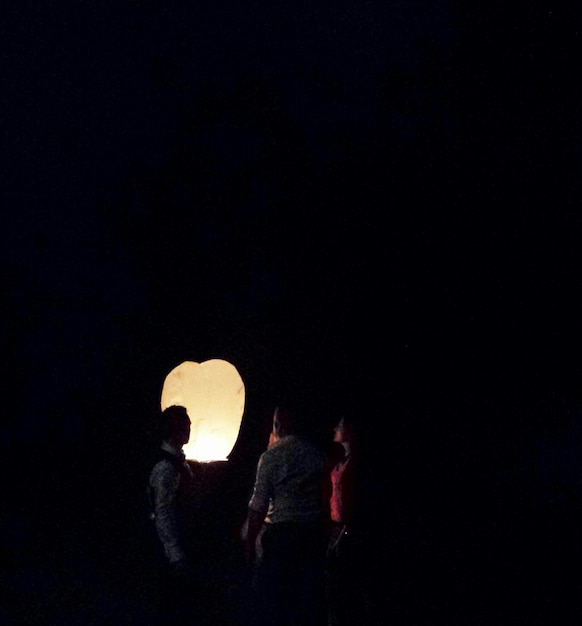 Zdjęcie niewyraźny ruch ludzi w nocy