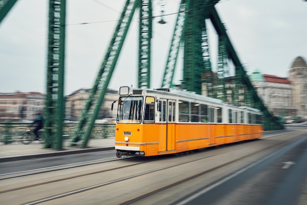 Niewyraźny ruch na tramwaju na torze w mieście