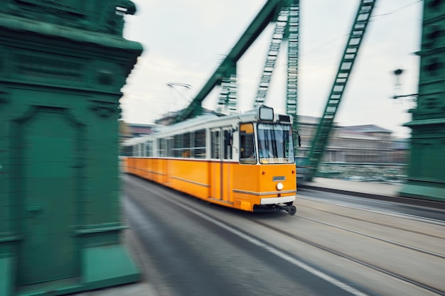 Niewyraźny ruch na tramwaju na torze w mieście