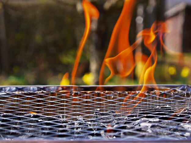 Zdjęcie niewyraźny ruch ognia na grillu