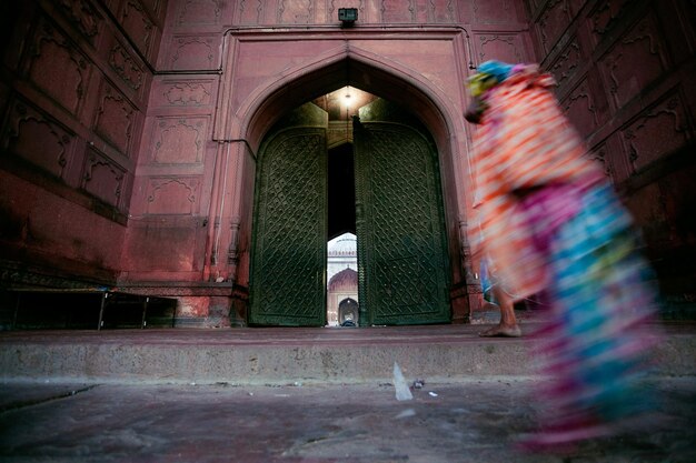 Zdjęcie niewyraźny ruch osoby chodzącej w meczecie jama masjid w delhi