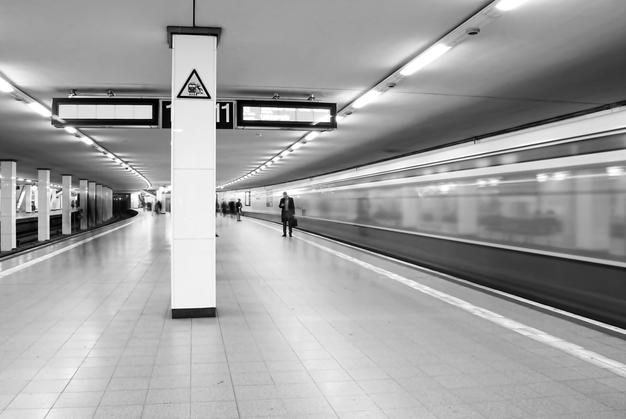 Niewyraźny ruch pociągu na stacji metra