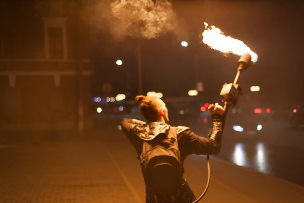 Niewyraźny widok Fire Show Mężczyźni tworzą ogniste kręgi Rozmyte tło