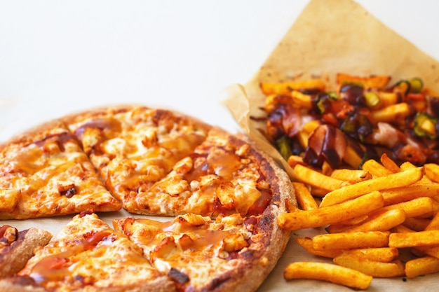 Niezdrowa koncepcja Fast Food Pizza smażony ziemniak na białym tle