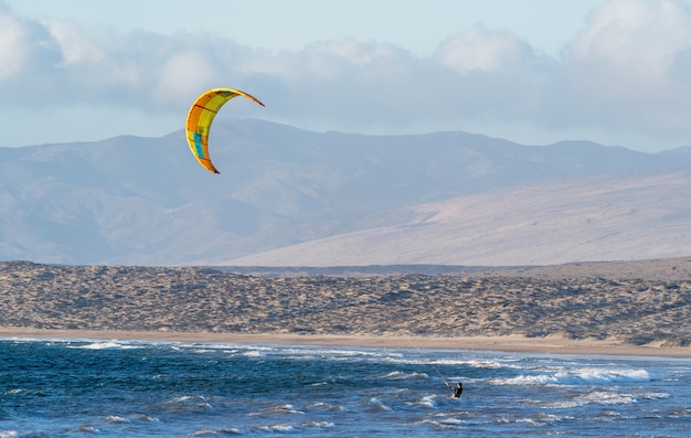 Nieznana osoba uprawia kitesurfing w Atacama Chile