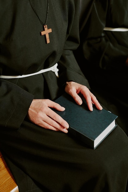 Nieznana zakonnica siedząca na ławce