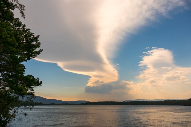 Niezwykła formacja chmur nad Loch Garten