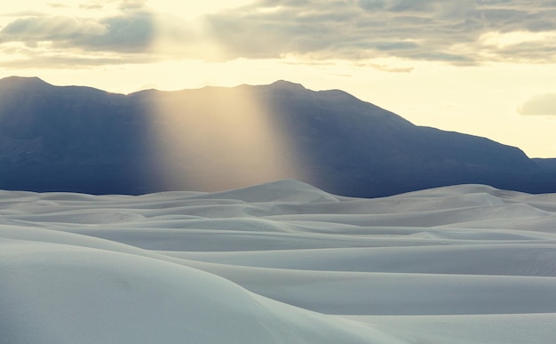 Niezwykłe białe wydmy w White Sands National Monument, Nowy Meksyk, USA