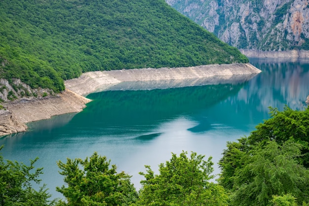 Niezwykłe górskie jezioro z turkusową wodą znajduje się w kanionie wśród wysokich gór