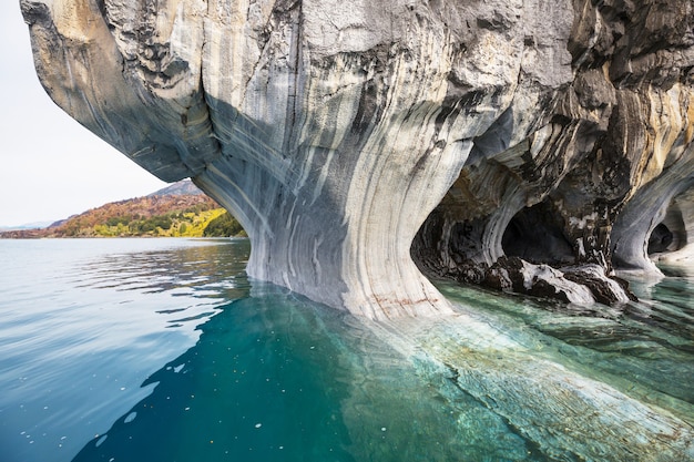 Niezwykłe marmurowe jaskinie na jeziorze General Carrera, Patagonia, Chile. Wycieczka Carretera Austral.