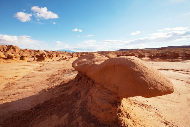 Niezwykłe naturalne krajobrazy w Goblin Valley SP w Utah, USA