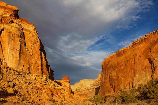 Niezwykłe naturalne krajobrazy w Parku Narodowym Capitol Reef w stanie Utah