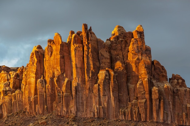 Niezwykłe naturalne krajobrazy w Parku Narodowym Capitol Reef w stanie Utah