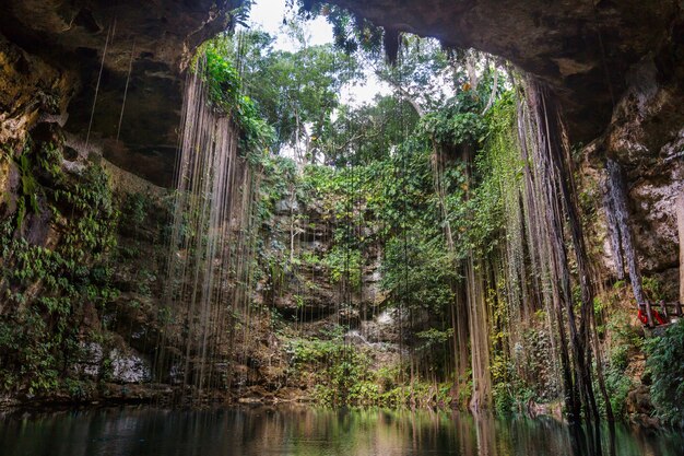 Niezwykłe Naturalne Tropikalne Krajobrazy - Ik-kil Cenote, Meksyk